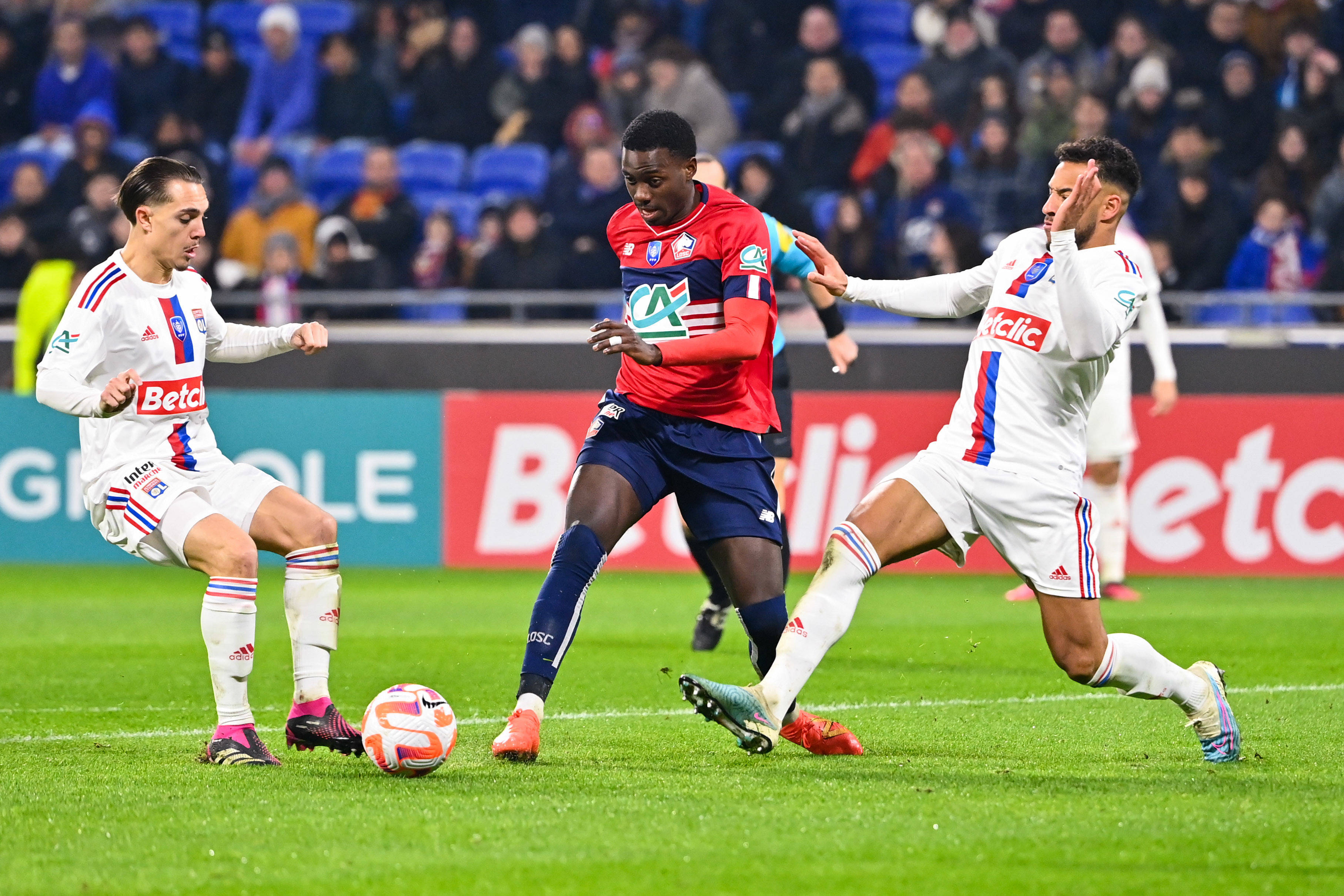 熊猫直播官网-精彩足球盛宴，赛场气氛热烈