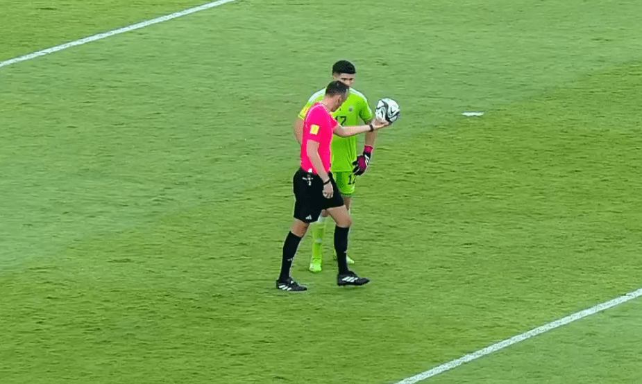 熊猫直播APP-沃尔夫斯堡后防线频繁失误，急需加强训练