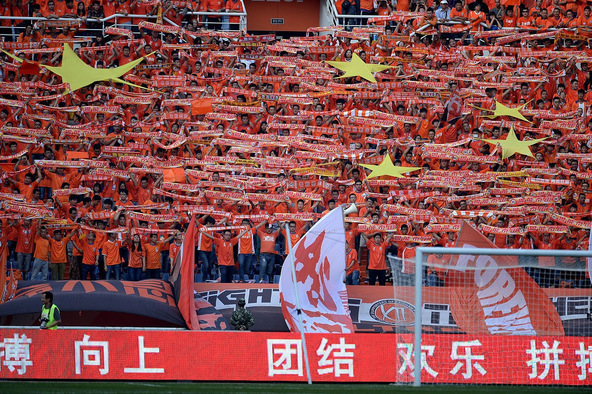 体育赛事直播-中国职业足球比赛壮观开场，球迷备受激动