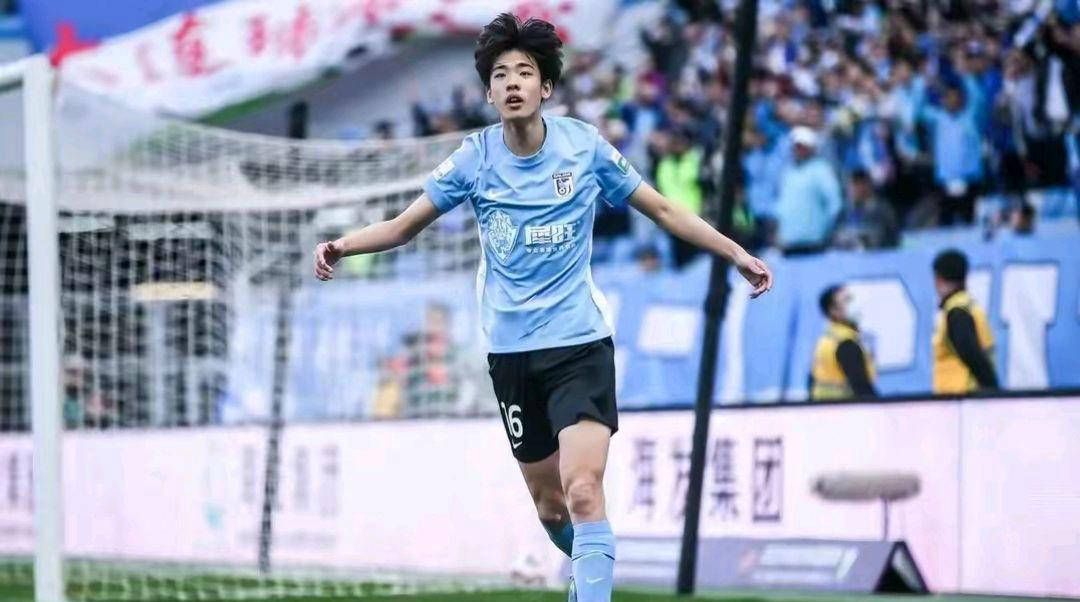 武汉卓尔艰难击败大连人，保持领先