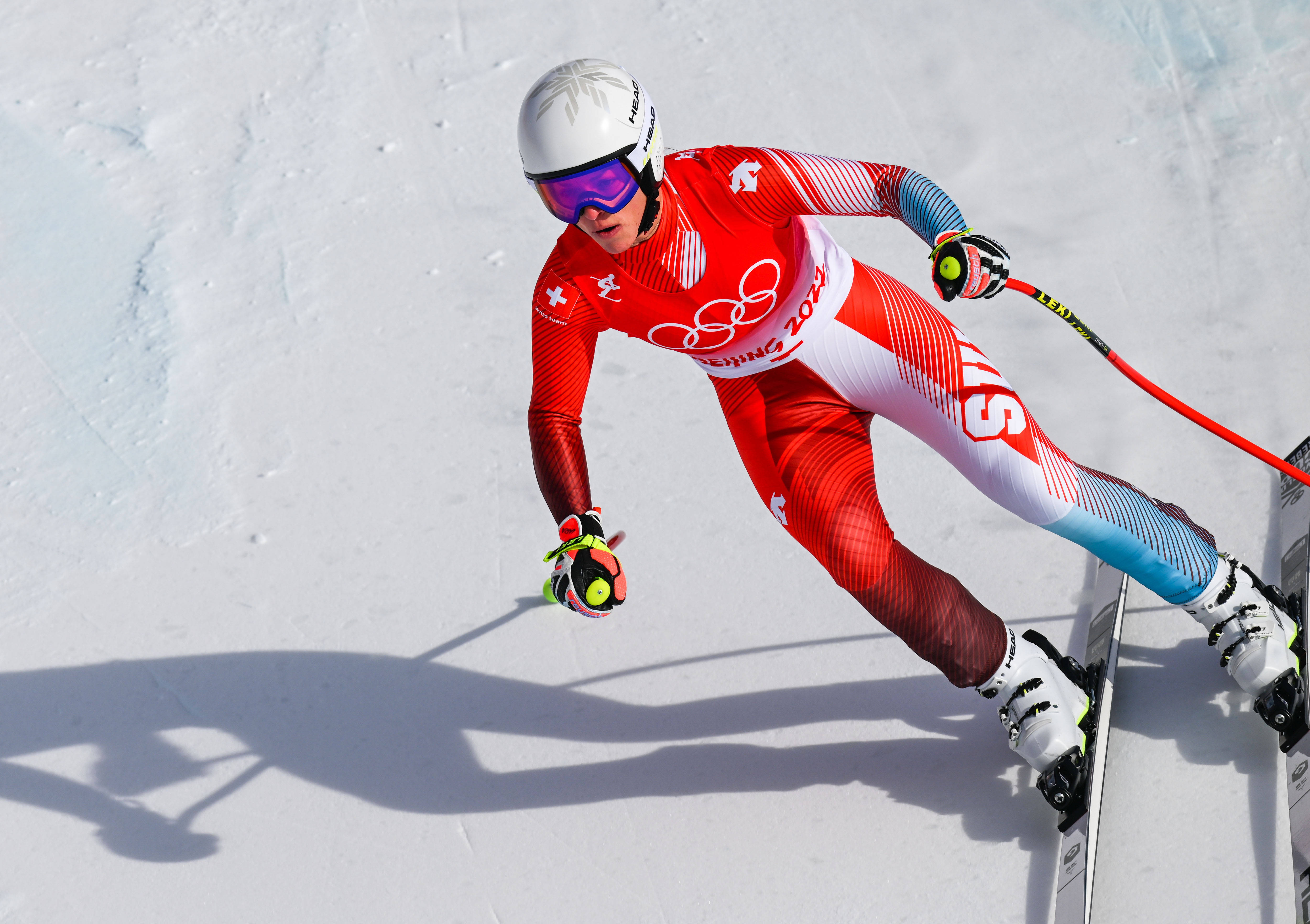 熊猫体育全站APP下载-瑞士滑雪选手驾驭雪道夺得冠军