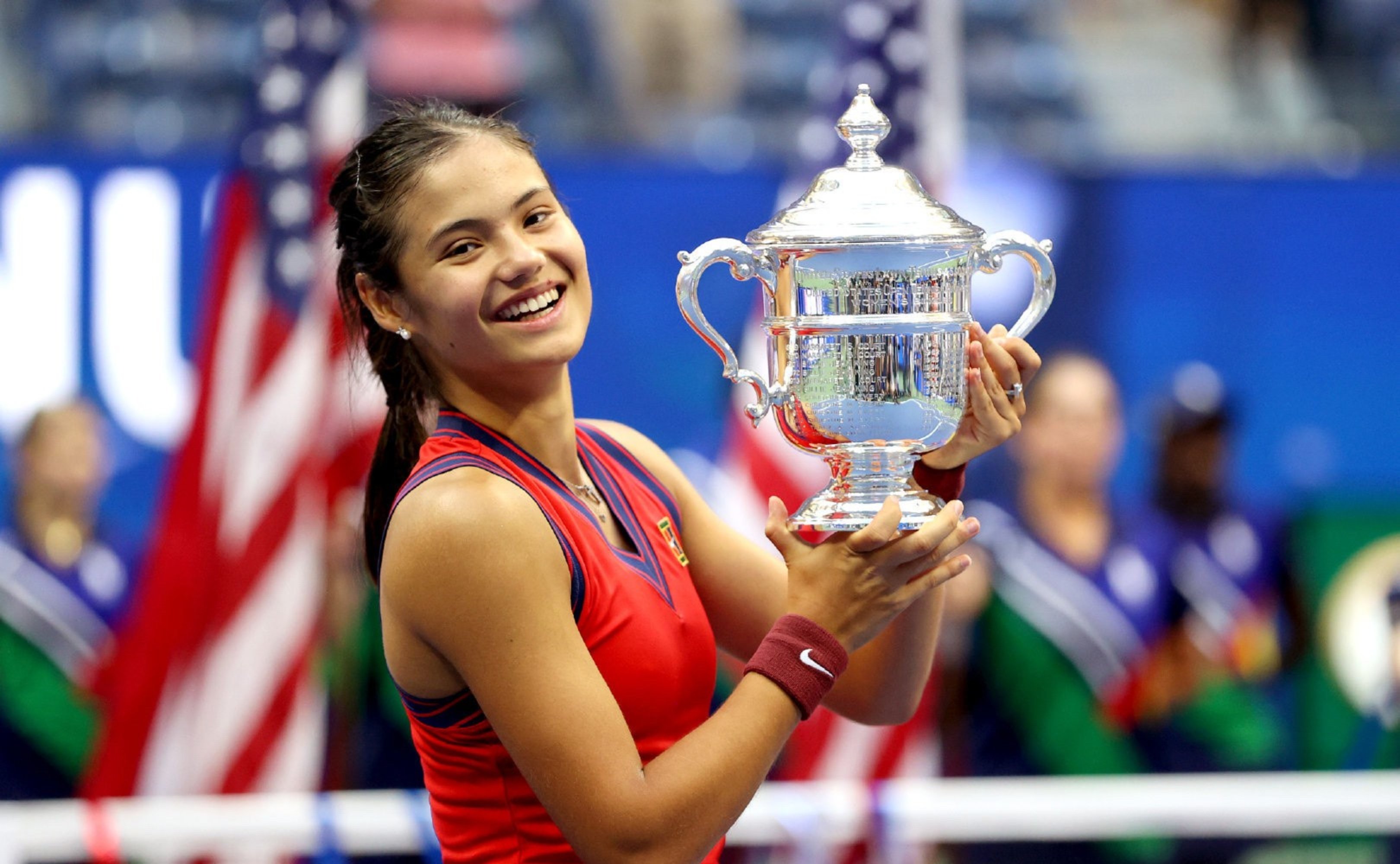 津巴布韦女弓箭手勇夺冠军喜悦笑容洋溢