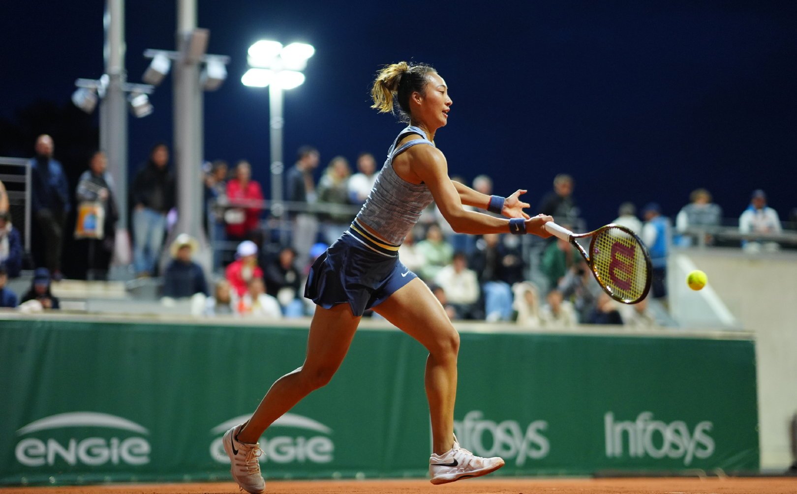 津巴布韦女弓箭手勇夺冠军喜悦笑容洋溢