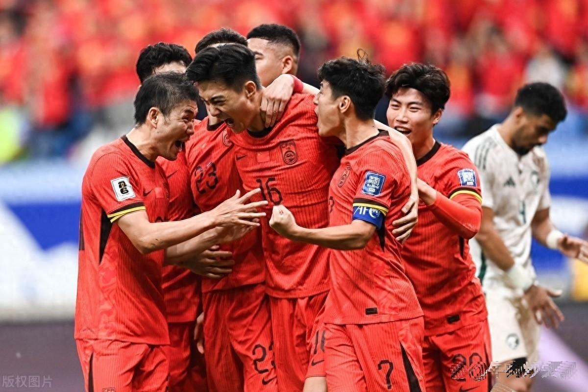 激情碰撞:上港球员奋力拼抢,恒大全员高压防守 激情碰撞:上港球员奋力拼抢,恒大全员高压防守