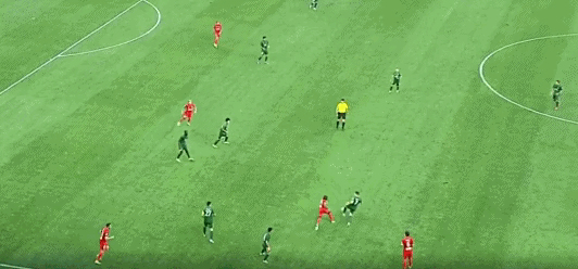 争议进球,裁判的判罚引发球迷不满 争议进球,裁判的判罚引发球迷不满