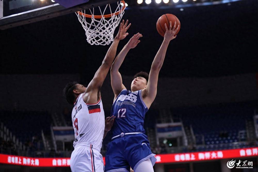 青岛男篮客场战胜广州队，取得胜利